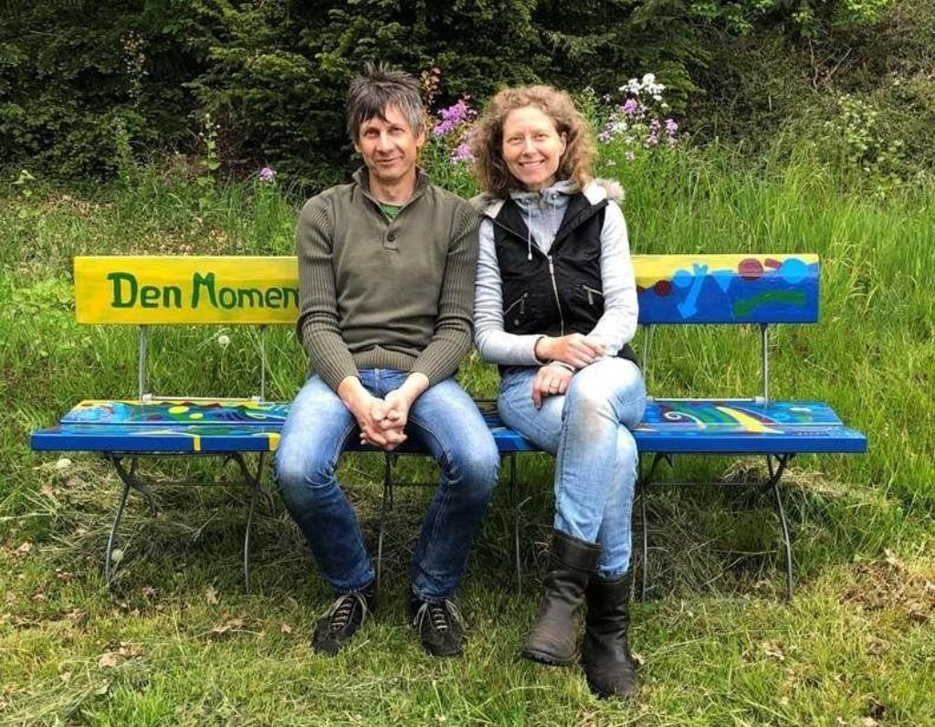 Ehepaar Klee auf einer bunten Bank